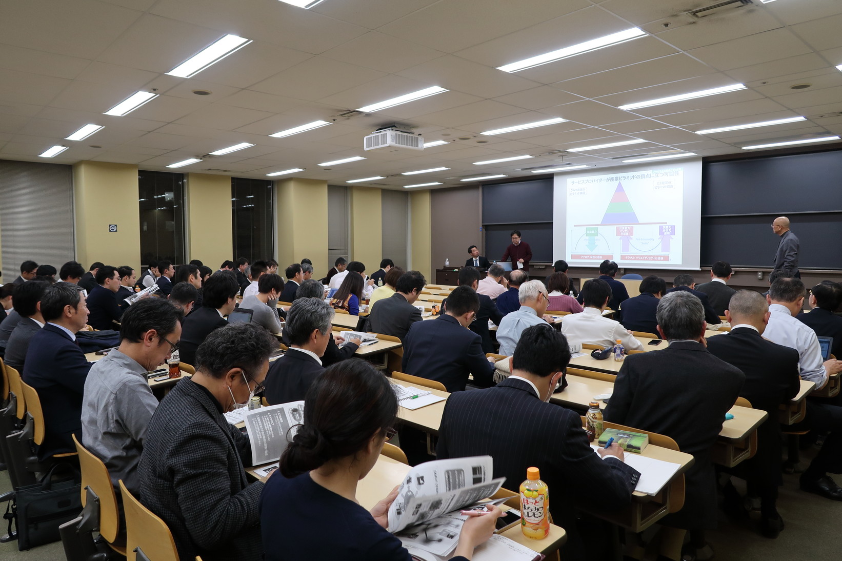 縮小する国内市場を背景に持つ日本企業の グローバル・マーケティングの在り方 例会写真 3